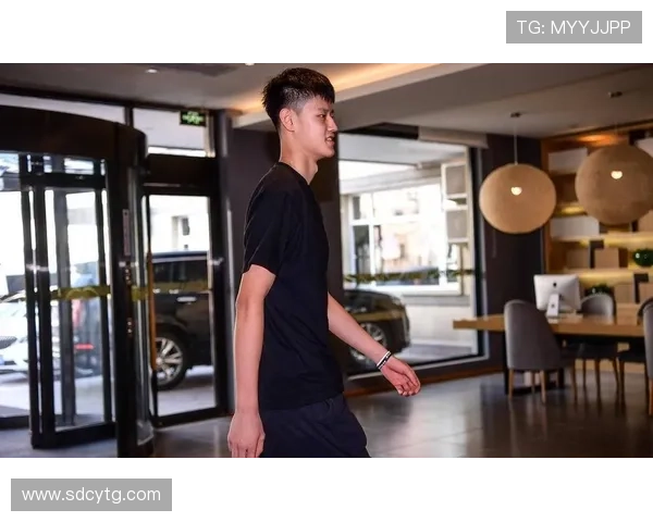 媒体人深度解析曾凡博被裁背后的商业逻辑与情感冲突 媒体人深度解析曾凡博被裁背后的商业逻辑与情感冲突